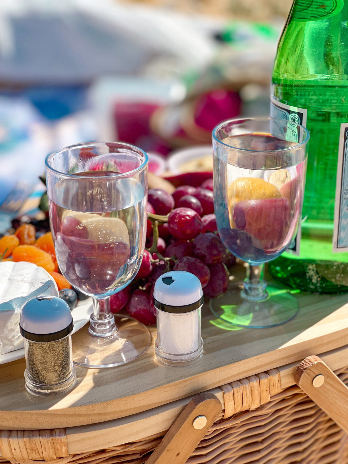 Alohra Hand Made Oval Picnic Basket With Bonus 15pce Utensil Kit