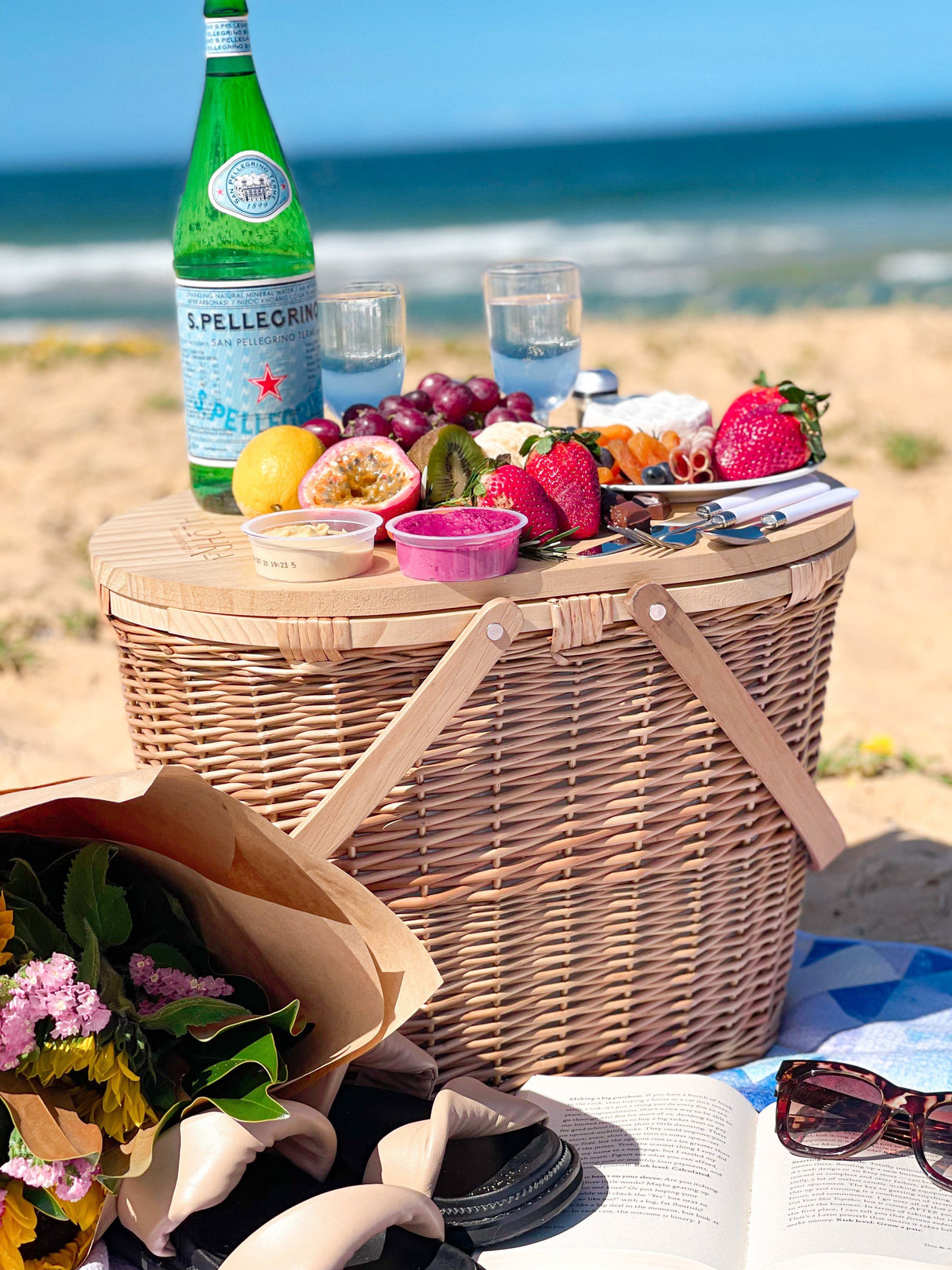 Alohra Hand Made Oval Picnic Basket With Bonus 15pce Utensil Kit