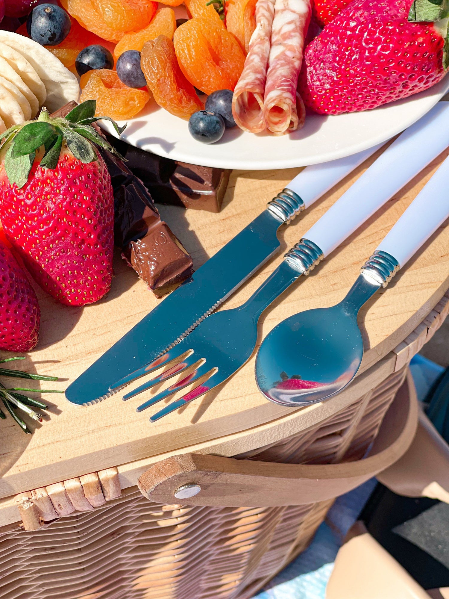 Alohra Hand Made Oval Picnic Basket With Bonus 15pce Utensil Kit