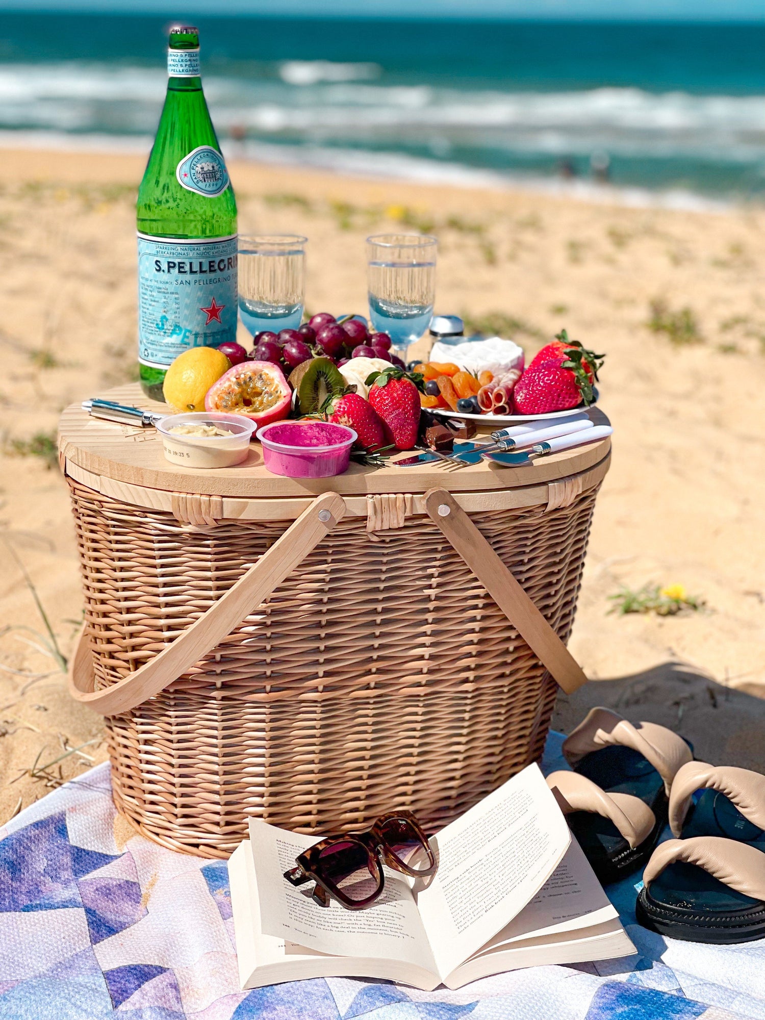 Alohra Hand Made Oval Picnic Basket With Bonus 15pce Utensil Kit